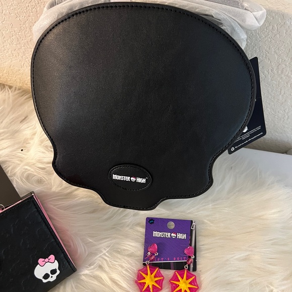 Monster High Skullette Figural Crossbody Bag & Wallet, Draculaura Earrings - Picture 8 of 9